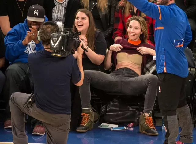ABD'li komedyen Whitney Cummings, şantajcıları durdurmak için göğüs ucunun göründüğü fotoğrafı paylaştı