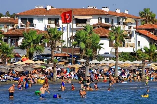 Akyaka'ya turist akını! Nüfus 25 katına çıktı, araba koyacak yer kalmadı