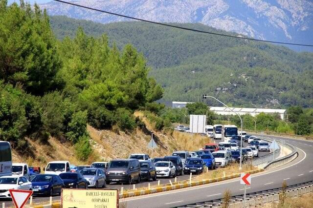 Akyaka'ya turist akını! Nüfus 25 katına çıktı, araba koyacak yer kalmadı