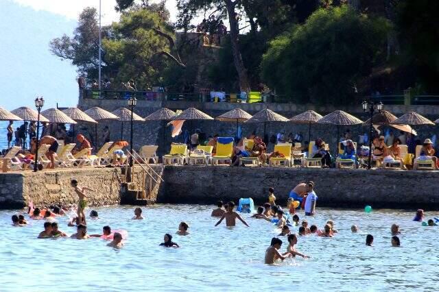 Akyaka'ya turist akını! Nüfus 25 katına çıktı, araba koyacak yer kalmadı