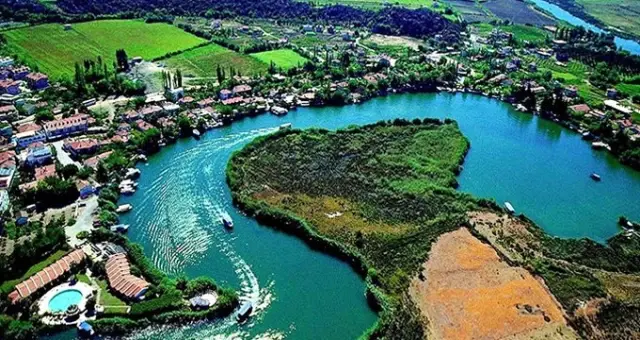 Akyaka'ya turist akını! Nüfus 25 katına çıktı, araba koyacak yer kalmadı