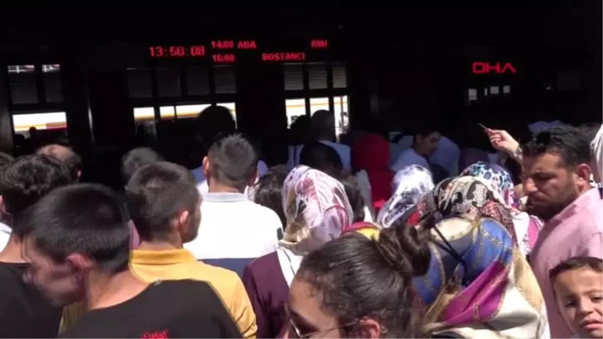 DHA İSTANBUL - EMİNÖNÜ'NDE BAYRAM YOĞUNLUĞU