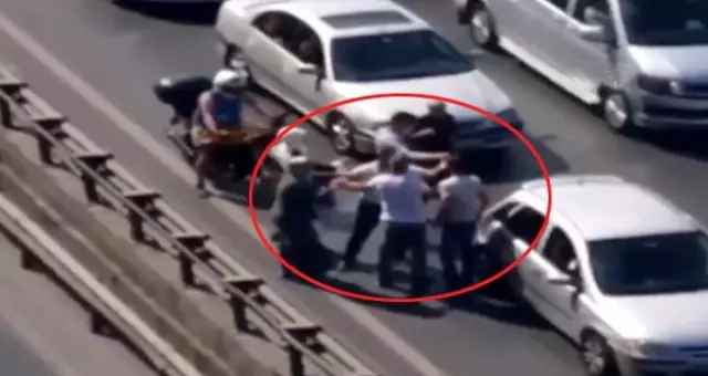 Bayram günü iki aile, E-5 karayolunda tekme ve tokat birbirine girdi! O anlar kamerada