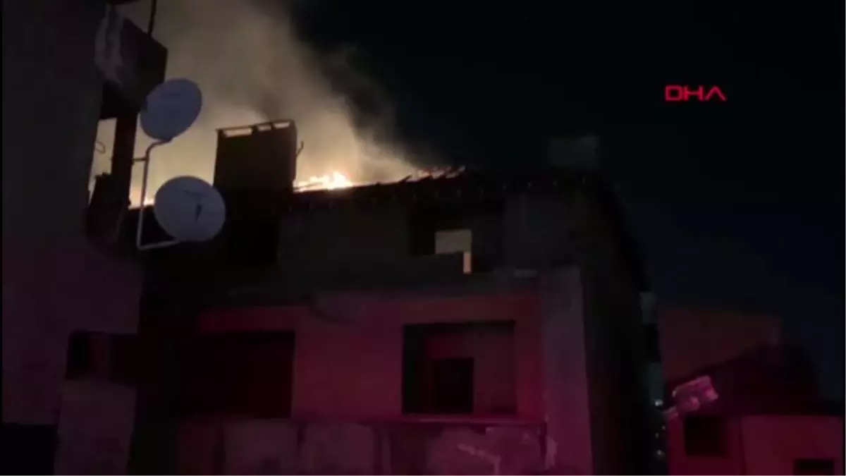 KADIKÖY'DE ÇATI KATI ALEV ALEV YANDI