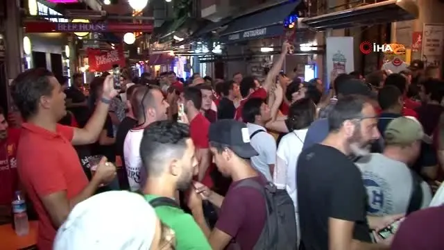 Liverpoollu taraftarlar maç öncesi İstanbul'da doyasıya eğlendi Liverpoollu taraftarlar maç öncesi İstanbul'da doyasıya eğlendi