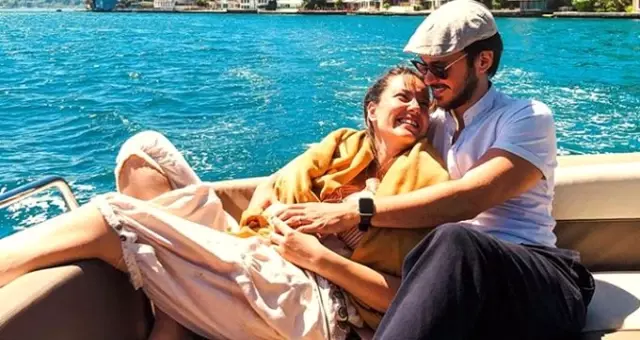 Oyuncu Anıl Altan'ın, eşi Pelin Akil'in çenesinden öptüğü karesine beğeni yağdı Oyuncu Anıl Altan'ın, eşi Pelin Akil'in çenesinden öptüğü karesine beğeni yağdı