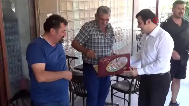 Tire Kaymakamı Tanrıseven'den sürücü ve yolculara c¸ikolata ı·kramı Tire Kaymakamı Tanrıseven'den sürücü ve yolculara c¸ikolata ı·kramı