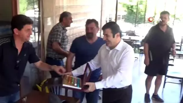 Tire Kaymakamı Tanrıseven'den sürücü ve yolculara c¸ikolata ı·kramı Tire Kaymakamı Tanrıseven'den sürücü ve yolculara c¸ikolata ı·kramı