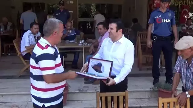 Tire Kaymakamı Tanrıseven'den sürücü ve yolculara c¸ikolata ı·kramı Tire Kaymakamı Tanrıseven'den sürücü ve yolculara c¸ikolata ı·kramı