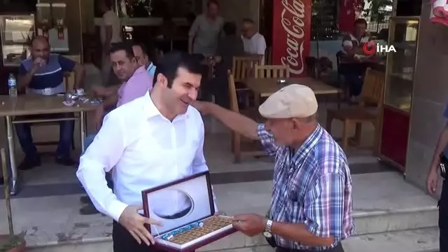 Tire Kaymakamı Tanrıseven'den sürücü ve yolculara c¸ikolata ı·kramı Tire Kaymakamı Tanrıseven'den sürücü ve yolculara c¸ikolata ı·kramı