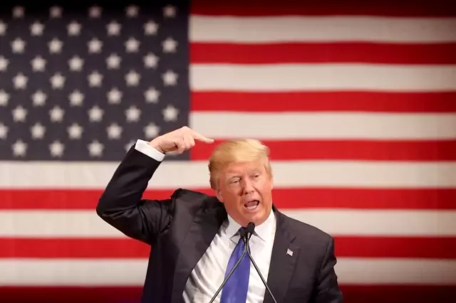 Donald Trump, Çin'e uygulanacak vergileri erteledi