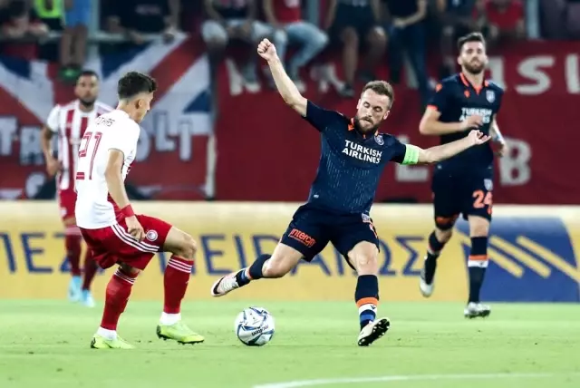 UEFA Şampiyonlar Ligi: Olympiakos: 0 - Başakşehir: 0 (İlk Yarı)