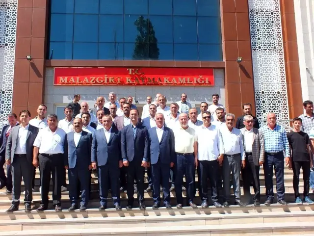 AK Parti Milletvekili Şimşek, Malazgirtli vatandaşlarla bayramlaştı AK Parti Milletvekili Şimşek, Malazgirtli vatandaşlarla bayramlaştı