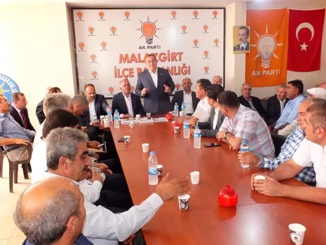 AK Parti Milletvekili Şimşek, Malazgirtli vatandaşlarla bayramlaştı AK Parti Milletvekili Şimşek, Malazgirtli vatandaşlarla bayramlaştı