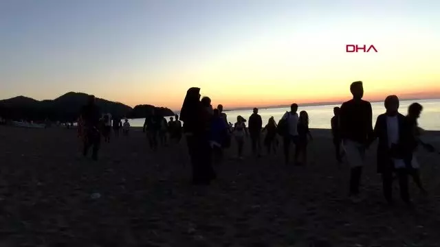 ANTALYA Çıralı Plajı gündüz insanların, gece Caretta'ların
