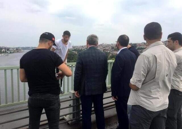 Bakan Kasapoğlu intihardan vazgeçirdi, aracına bindirdi