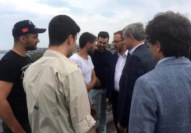 Bakan Kasapoğlu intihardan vazgeçirdi, aracına bindirdi