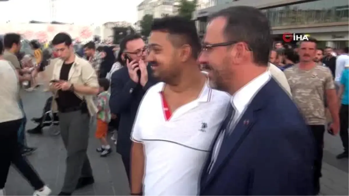 Bakan Kasapoğlu, maç öncesi Taksim'de taraftarlar ile bir araya geldi
