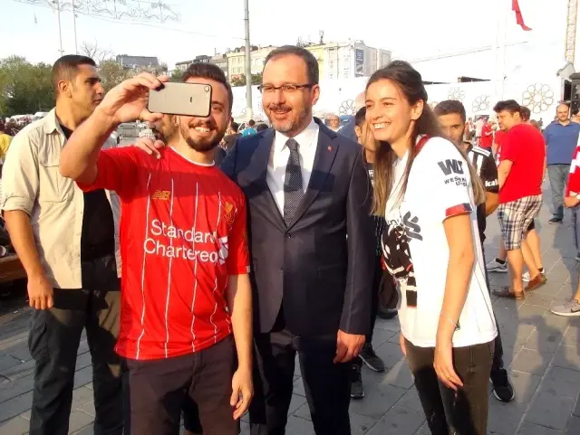 Bakan Kasapoğlu, maç öncesi Taksim'de taraftarlar ile bir araya geldi
