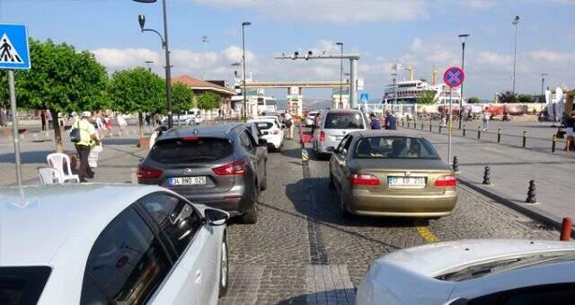 Çanakkale feribot iskelesinde tatilcilerin dönüş yoğunluğu: 1 km kuyruk oluştu