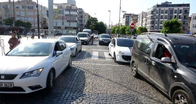 Çanakkale feribot iskelesinde tatilcilerin dönüş yoğunluğu: 1 km kuyruk oluştu