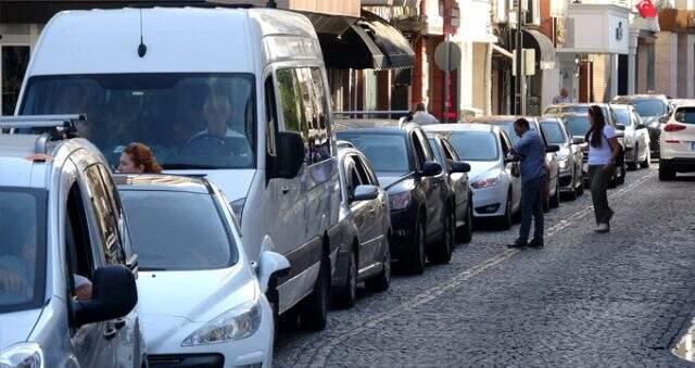 Çanakkale feribot iskelesinde tatilcilerin dönüş yoğunluğu: 1 km kuyruk oluştu