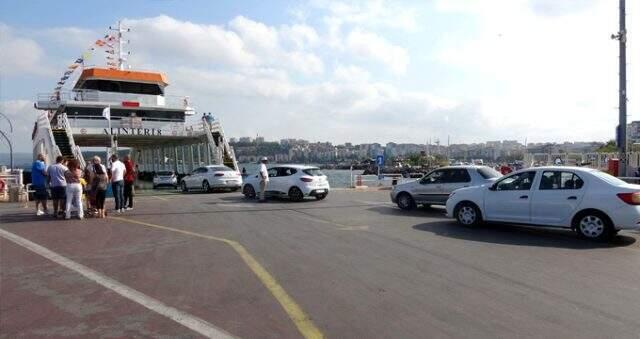 Çanakkale feribot iskelesinde tatilcilerin dönüş yoğunluğu: 1 km kuyruk oluştu