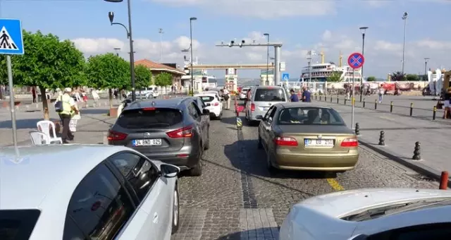 Çanakkale feribot iskelesinde tatilcilerin dönüş yoğunluğu: 1 km kuyruk oluştu