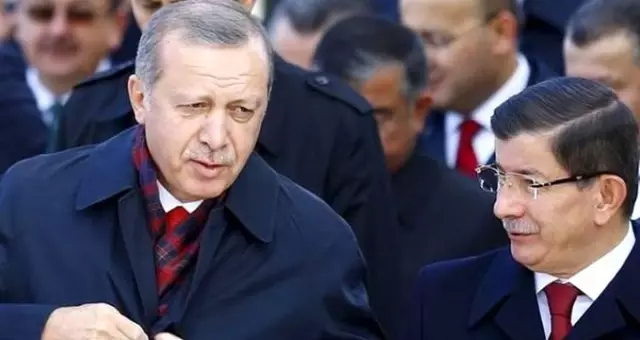 Eski Başbakan Davutoğlu'nun, yayımladığı mesajda Cumhurbaşkanı Erdoğan'dan bahsetmemesi dikkat çekti