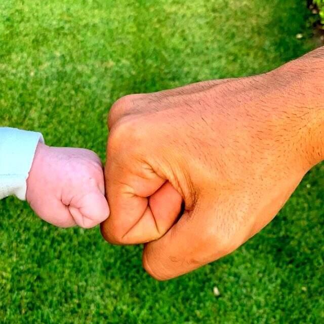 Fahriye Evcen-Burak Özçivit'in oğulları Karan ilk kez görüntülendi