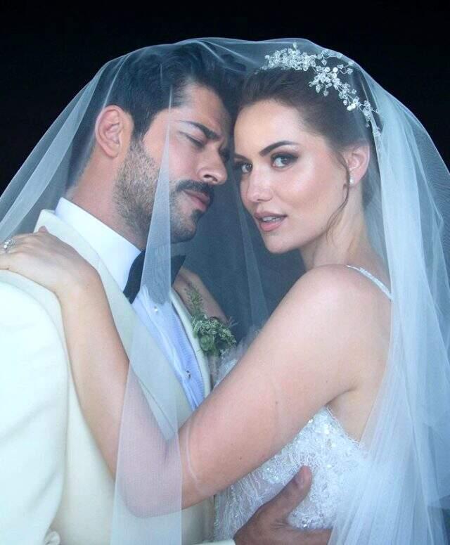 Fahriye Evcen-Burak Özçivit'in oğulları Karan ilk kez görüntülendi