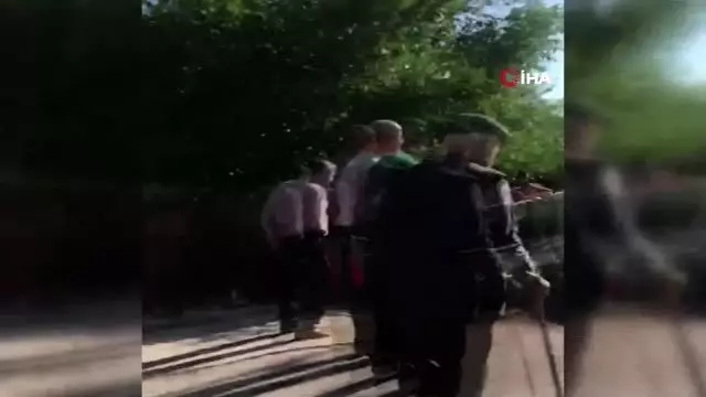 İkiye bölünen otomobilden sağ çıkan şahıslara vatandaşlardan tepki