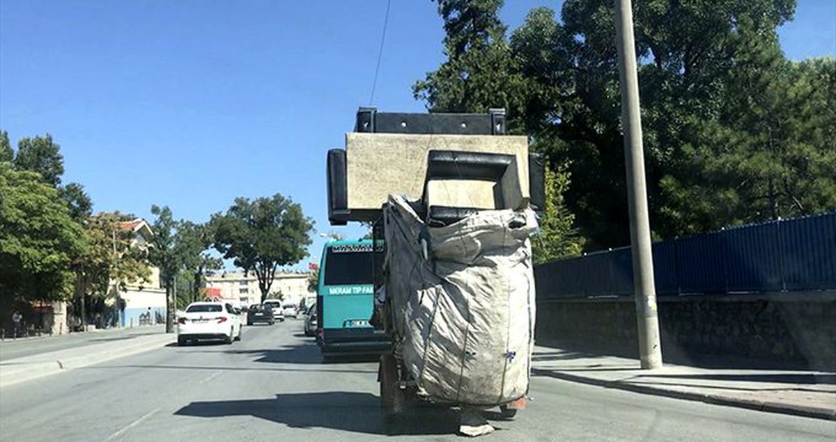 Konya'da bir kağıt toplayıcısı, çuvalın üzerinde koltuk takımı taşıdı
