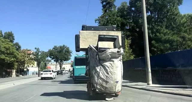 Konya'da bir kağıt toplayıcısı, çuvalın üzerinde koltuk takımı taşıdı