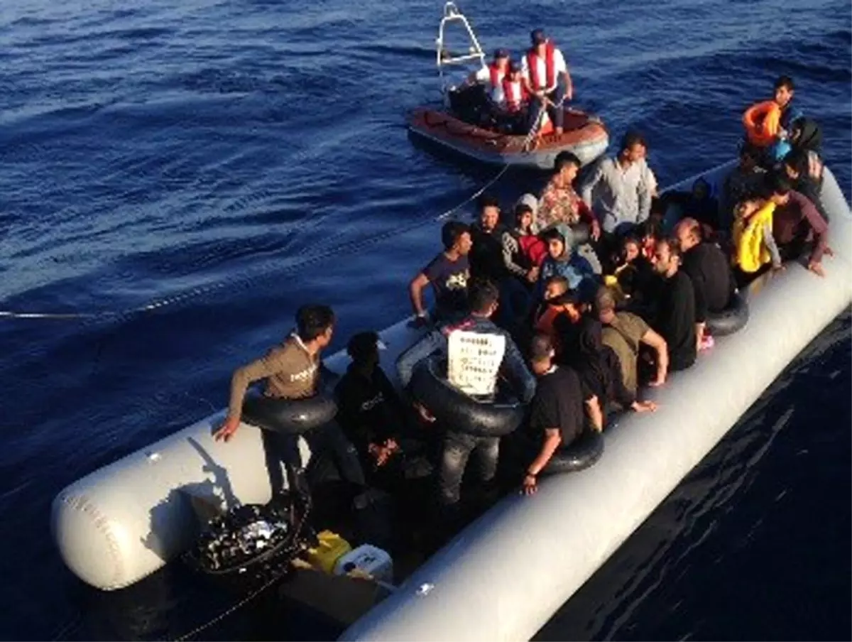 Kuşadası Körfezi'nde 22'si çocuk 49 kaçak göçmen yakalandı