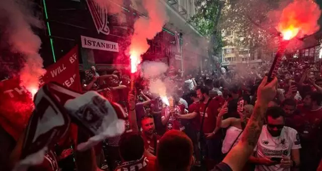 Liverpool-Chelsea maçına saatler kala İstanbul cıvıl cıvıl!
