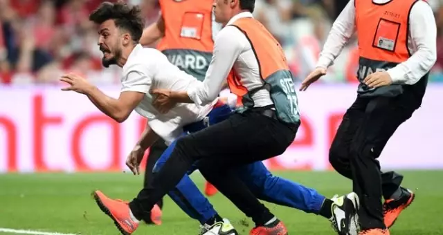 Liverpool ile Chelsea maçında sahaya atlayan taraftarın YouTuber Ali Abdüsselam Yılmaz olduğu ortaya çıktı