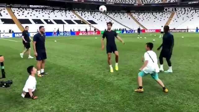 Liverpool ve Chelsea, Vodafone Park'taki son idmana engelli çocuklarla çıktı!