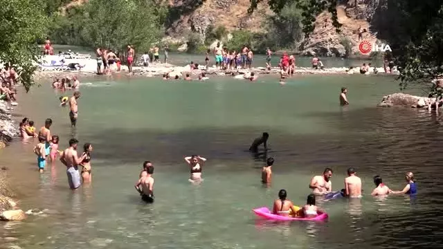 Sıcaklar arttı, Munzur ve Pülümür çayı serinlemek isteyenlerle doldu