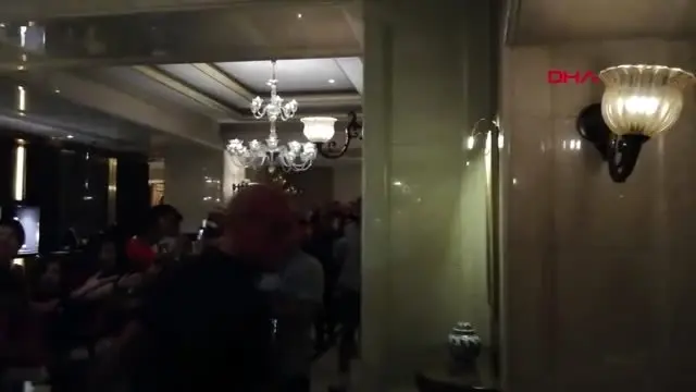 SPOR Liverpool'a taraftarlarından otel içinde coşkulu karşılama