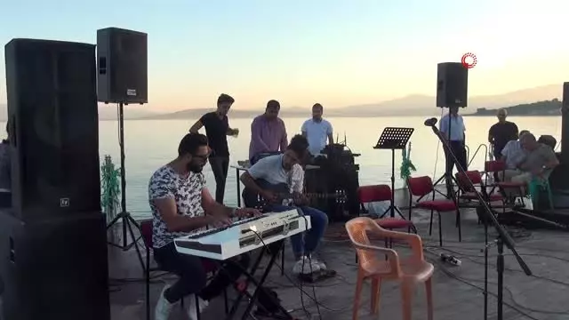 Van Gölü kıyısında 'Ahlat Şiirleri ve Türküleri' gecesi