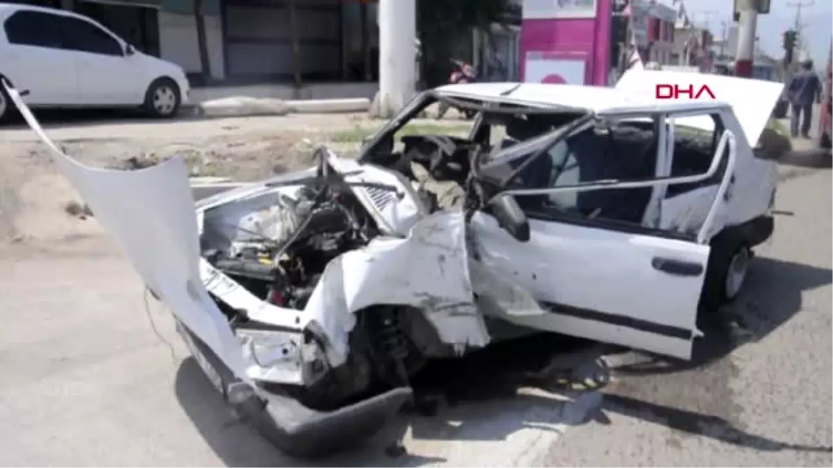 Yolcu otobüsünün çarptığı otomobil hurdaya döndü