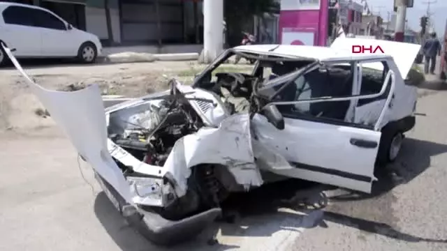 Yolcu otobüsünün çarptığı otomobil hurdaya döndü