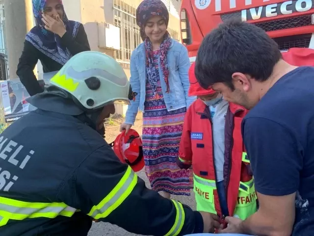 3 yaşındaki lösemi hastası Ahmet'in itfaiyecilik hayali gerçek oldu 3 yaşındaki lösemi hastası Ahmet'in itfaiyecilik hayali gerçek oldu
