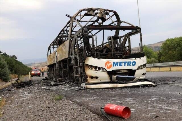 50 yolcuyu taşıyan otobüs alev alev yandı