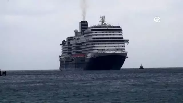 Dev gemi, Kuşadası'na 3 bin 100 turist getirdi Dev gemi, Kuşadası'na 3 bin 100 turist getirdi