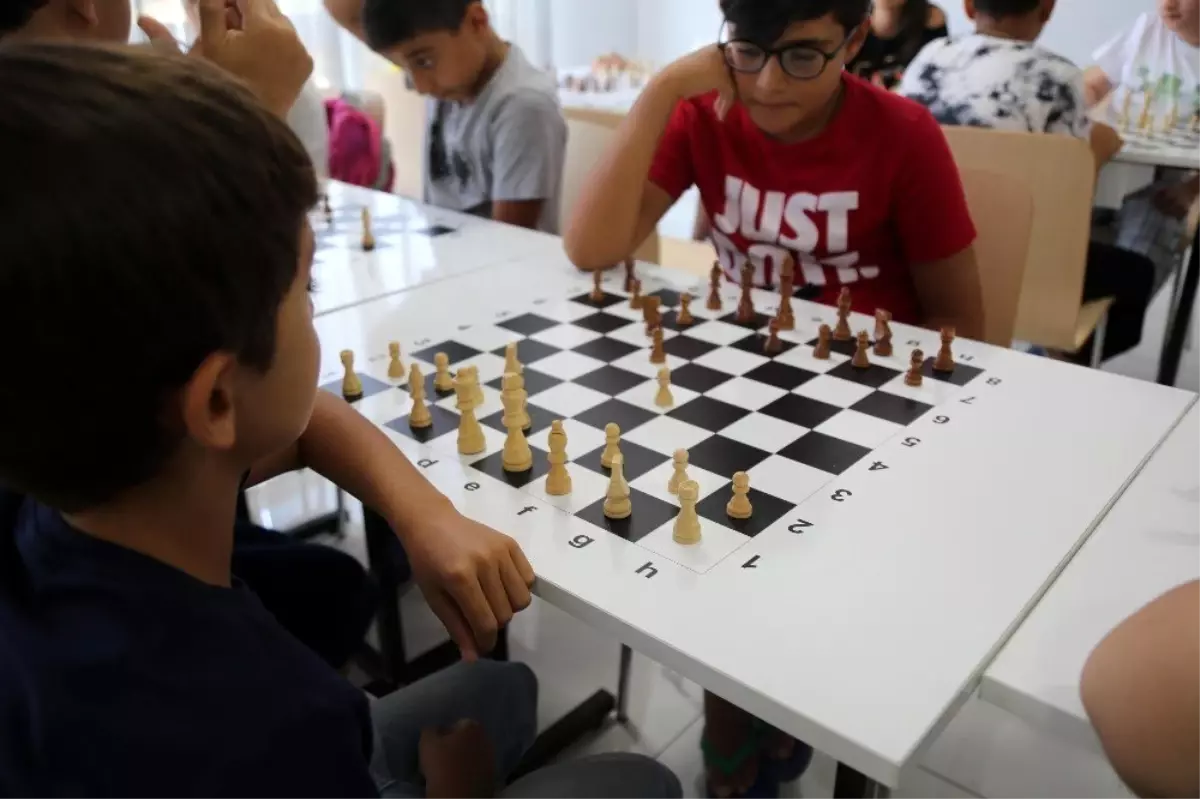 Gençler Haliliye Belediyesi ile satranç öğreniyor