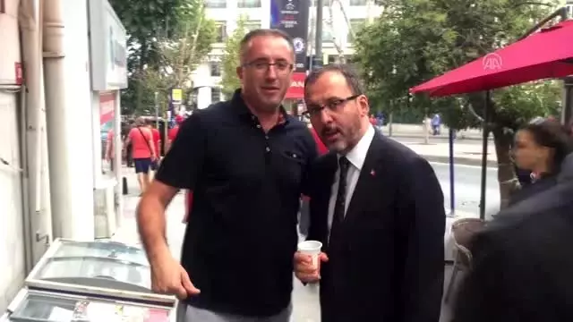 Gençlik ve Spor Bakanı Kasapoğlu'a taraftarlardan yoğun ilgi
