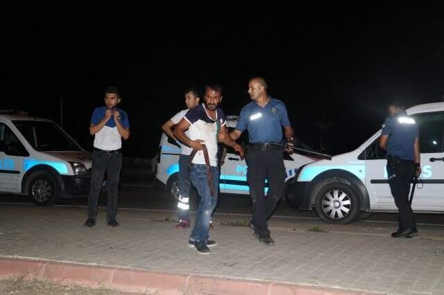 Gözü dönmüş cani, kaldırımda oturan 3 kişiye satırla saldırdı