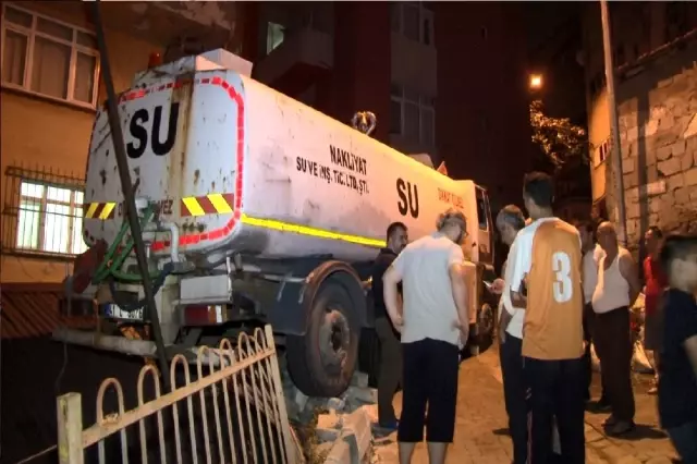 İstanbul'da su tankeri evin duvarına çarptı